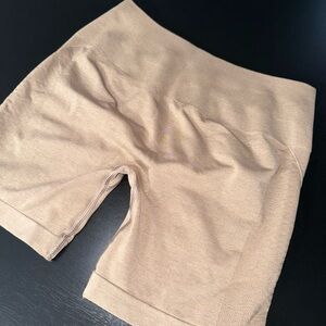 Alphalete Amplify Contour Short - 5” Sand